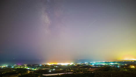 Die-Milchstraße-Am-Himmel-Mit-Den-Lichtern-Der-Spanischen-Stadt-Torre-Del-Mar-Im-Hintergrund