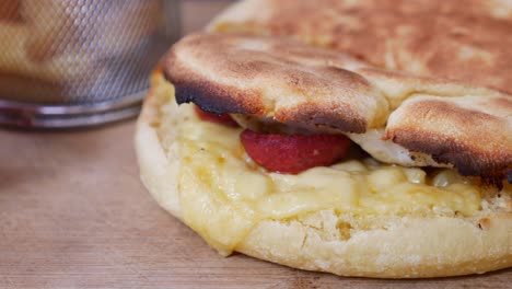 gegrilltes käse-sandwich mit wurst und ei