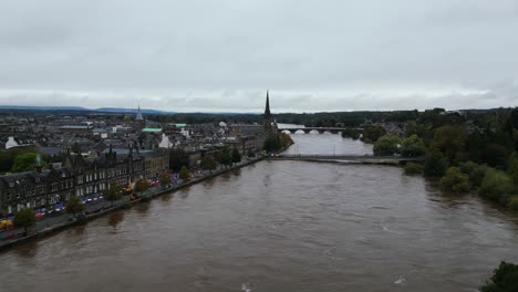 imágenes aéreas que ilustran el récord de altos niveles del río tay en perth, escocia.