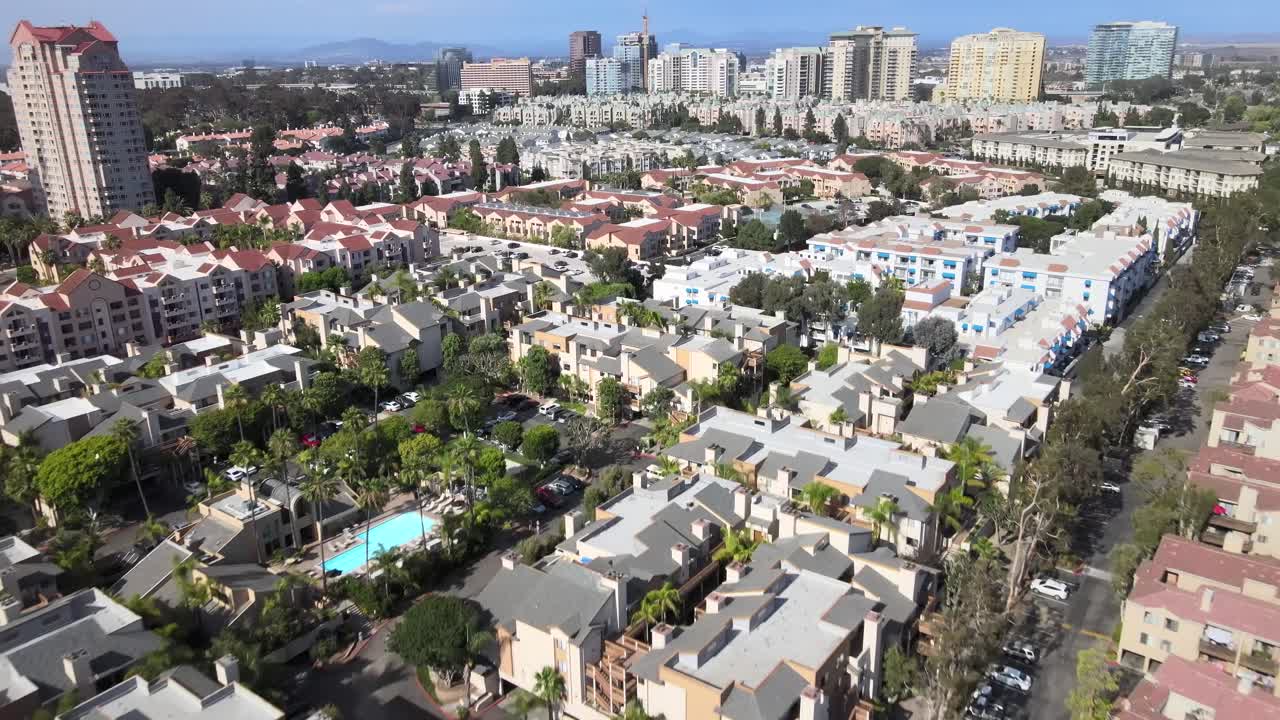 캘리포니아주 샌디에고 시 인근의 고급 라호야 아파트, 4k 항공