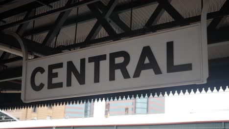 nahaufnahme eines bahnhofsschildes „central“