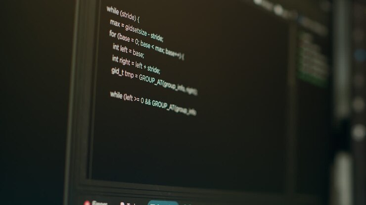 Database cloud computing med programmeringskode på computer