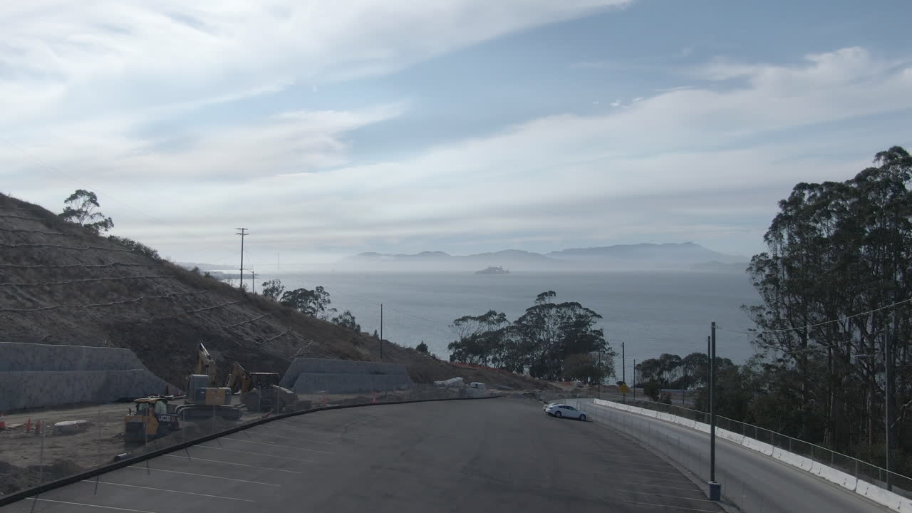 구름이 많은 여름 오후에 골든 게이트 브릿지와 알카트라즈가 있는 구름이 은 샌프란시스코 시내 스카이라인과 샌프란시스코 만을 드러내기 위해 날아가는 - 4k - 평평한 색상