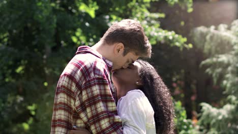 una pareja besándose en el parque.