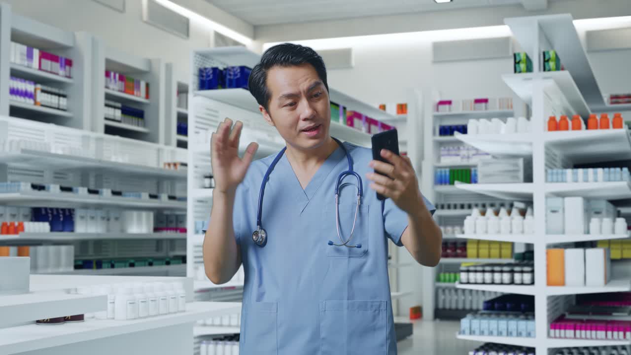 약사가 비디오 통화를 하고 있습니다.