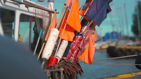 banderas de pesca de color naranja en el barco de pesca