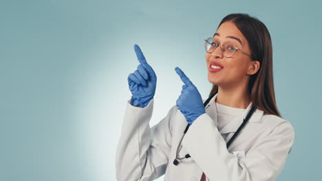 médico, mujer y punto en el estudio