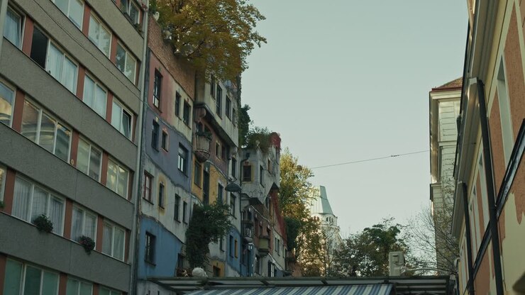 Hundertwasser – Farbenfrohe Wohngebäude und Grünflächen unter klarem Himmel in Wien.