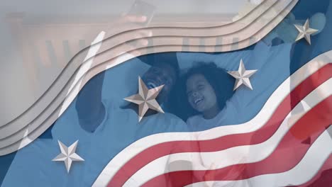 Animation-Der-Flagge-Der-USA,-Die-über-Einem-Afroamerikanischen-Vater-Und-Seiner-Tochter-Winkt,-Die-Ein-Selfie-Machen