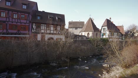 El-Río-Weiss-Que-Fluye-A-Través-Del-Tradicional-Pueblo-Francés-De-Entramado-De-Madera-De-Kaysersberg,-Francia