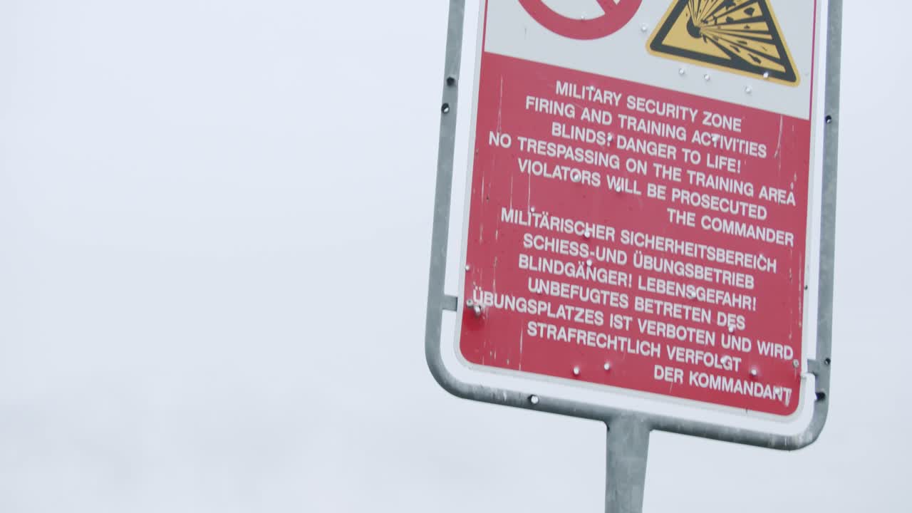 señal de advertencia en el área de entrenamiento militar británico senne en paderborn, alemania