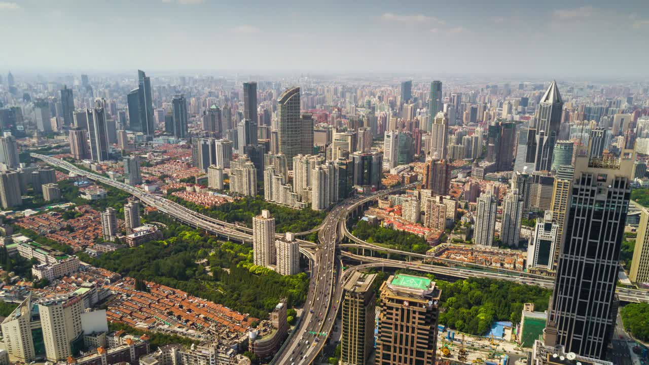 china día soleado paisaje de la ciudad de shanghái famoso cruce de tráfico carretera panorama aéreo 4k lapso de tiempo