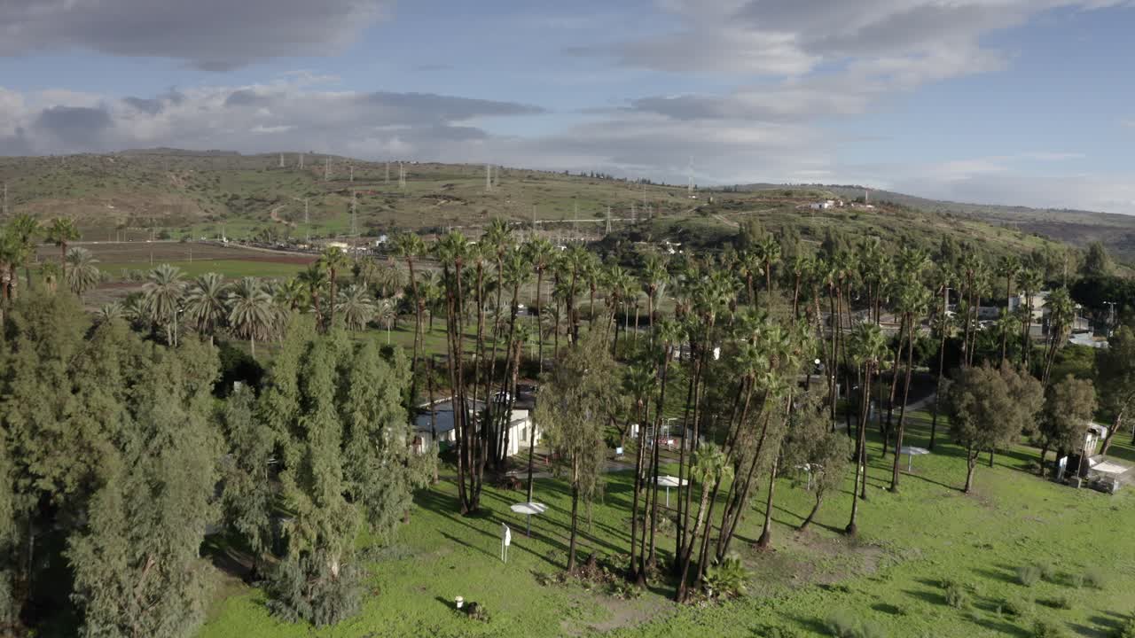 나무 와 집 들 이 있는 시골 풍경 의 공중 풍경.