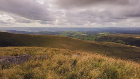 Bunte-Landschaft-Des-Brecon-Beacons-Nationalparks-In-Wales-Während-Des-Grauen-Bewölkten-Tages,-Zeitraffer