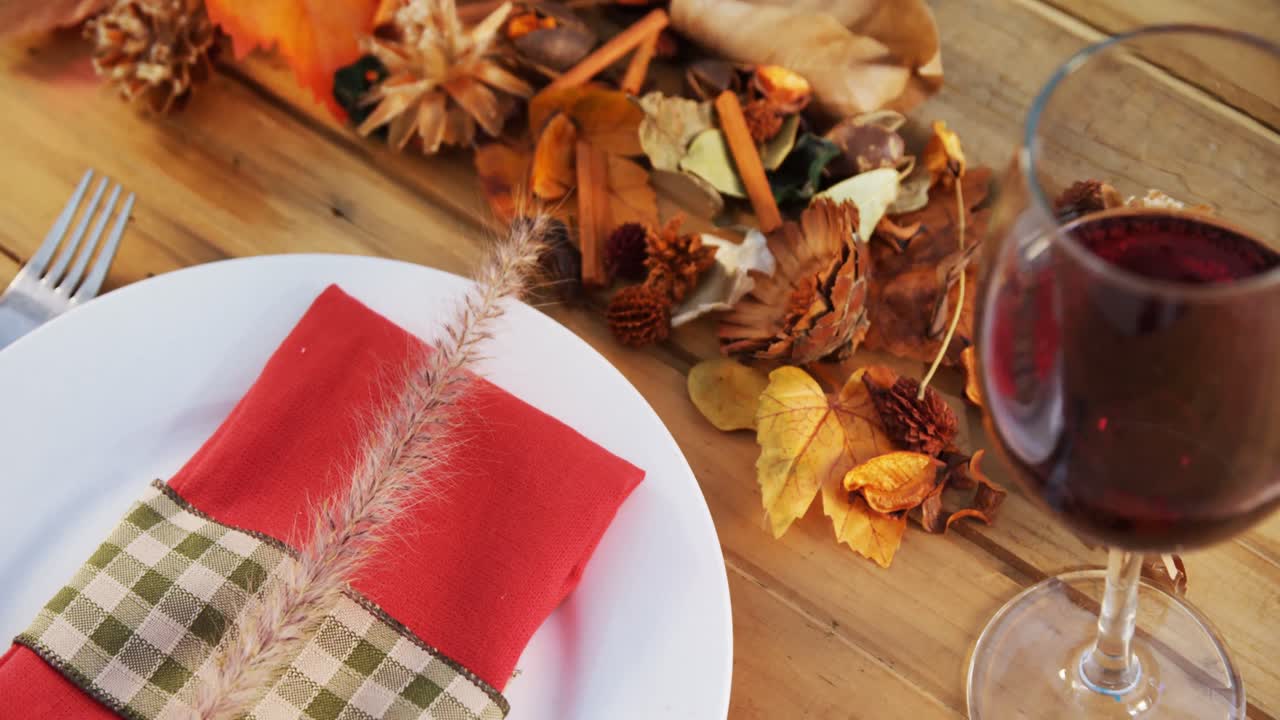 panadero masculino usando un cortador de pizza en la masa de pasta en una panadería 4k