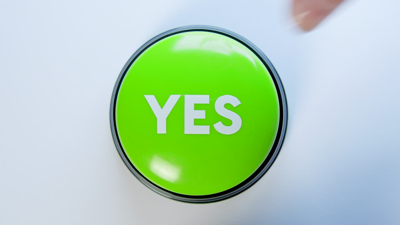 녹색 '예' 버튼을 누르는 젊은 여성: 합의, 동의, 승인, 수락, 활성화의 개념, 실제 인터페이스 버튼을 러, 투표, 선택, 긍정적 인 결정, 검토, 피드백