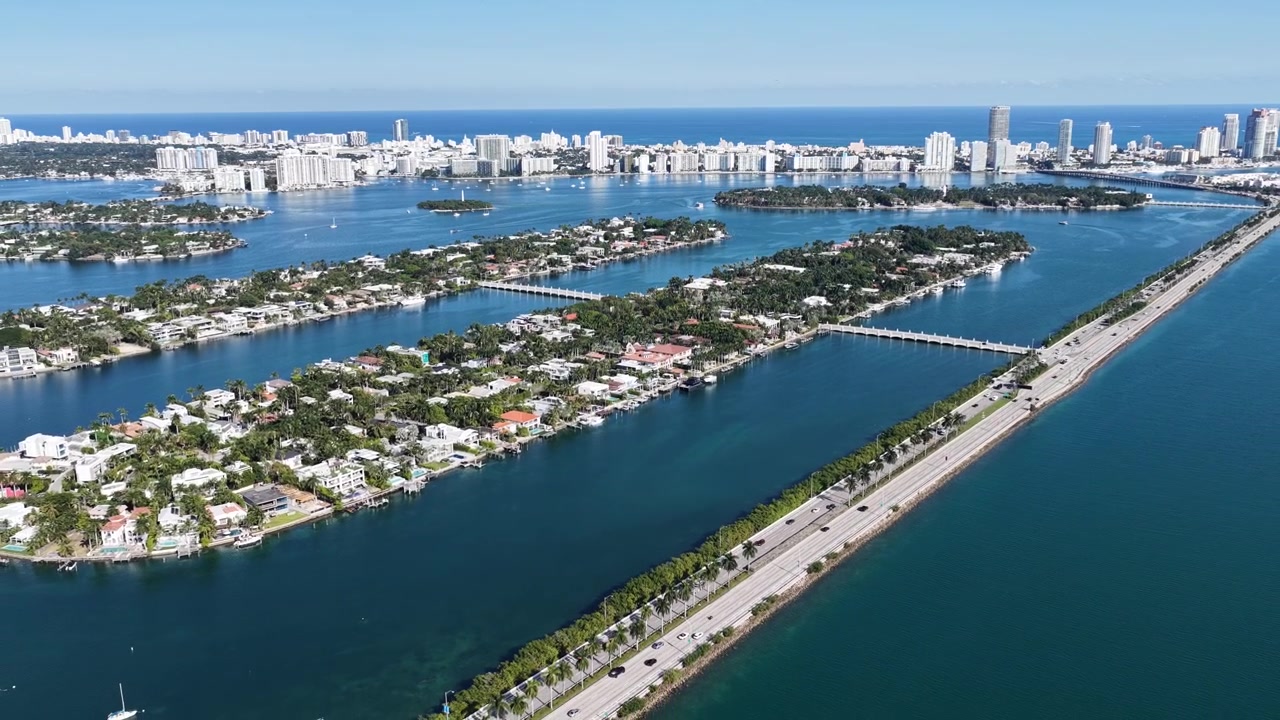 Palm Island vid Miami Beach i Florida, USA. Natursköna höghus, vacker stadssilhuett och en storstadsmiljö med stadsstrand.