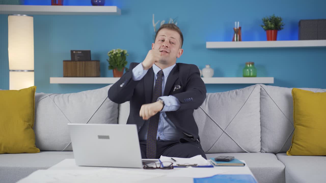 홈 오피스 직원 남자 춤과 일.