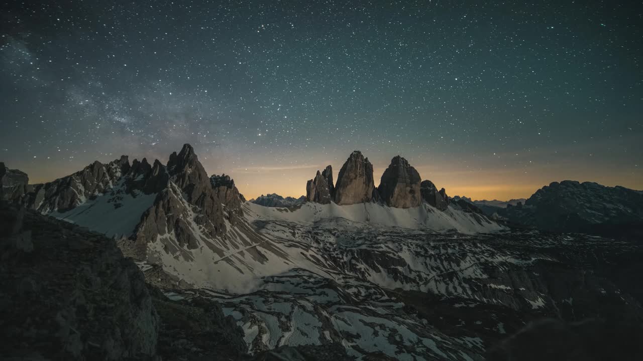 Timelapse della Via Lattea sulle famose Tre Cime nelle Dolomiti italiane - Alto Adige