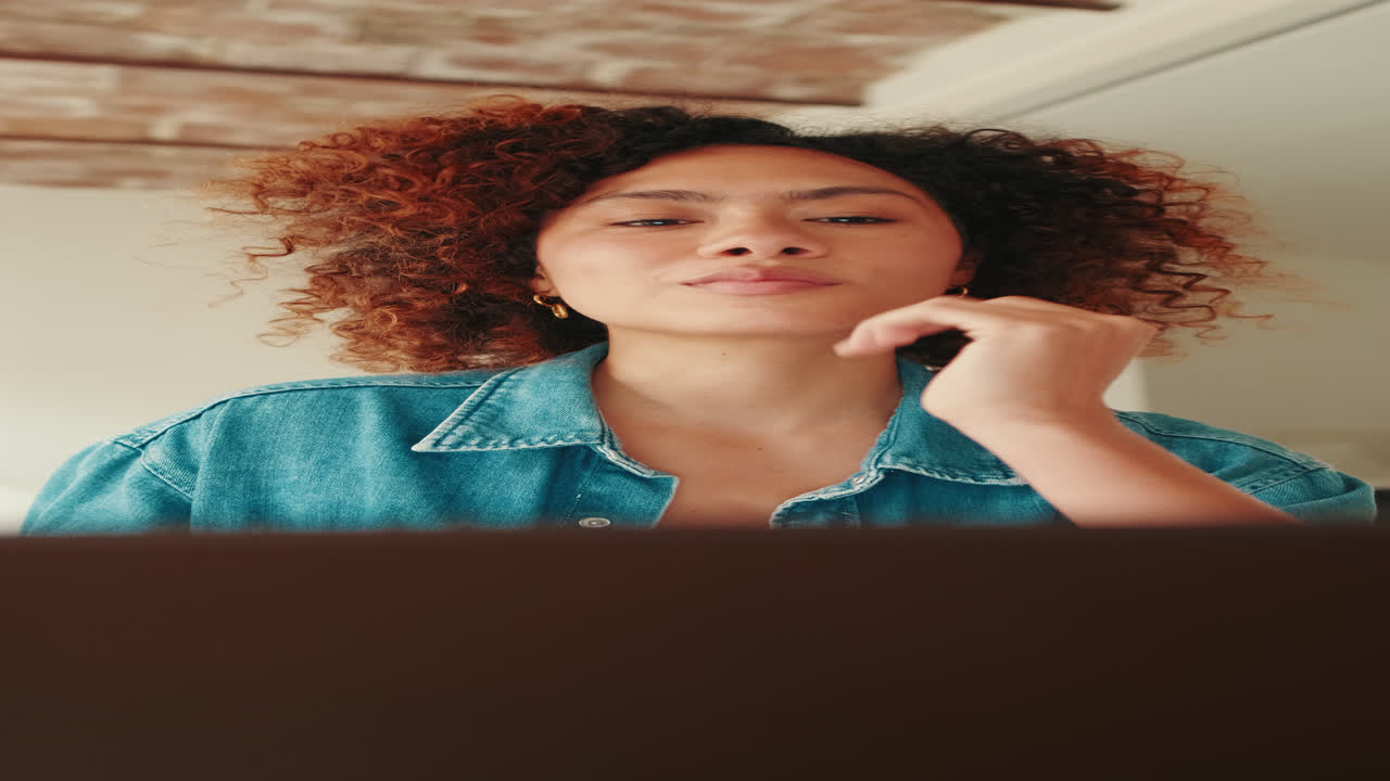 Donna che lavora su un computer portatile