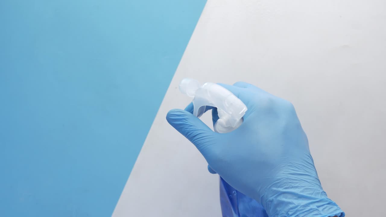 소독 스프레이 병과 장갑으로 청소