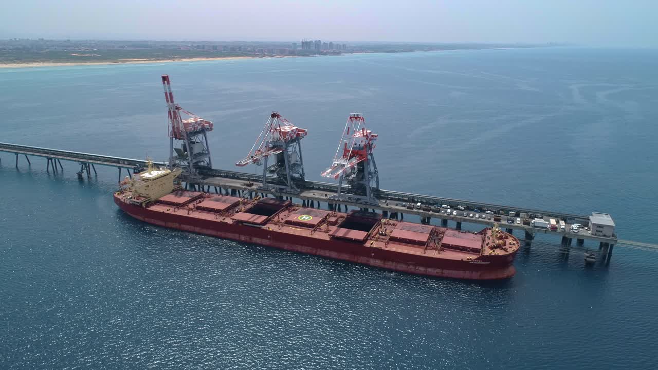 대규모 발전소를 위해 석탄을 하역하는 대형 벌크선의 항공 영상