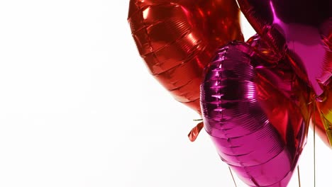 globos rojos y púrpuras flotando en el aire 4k