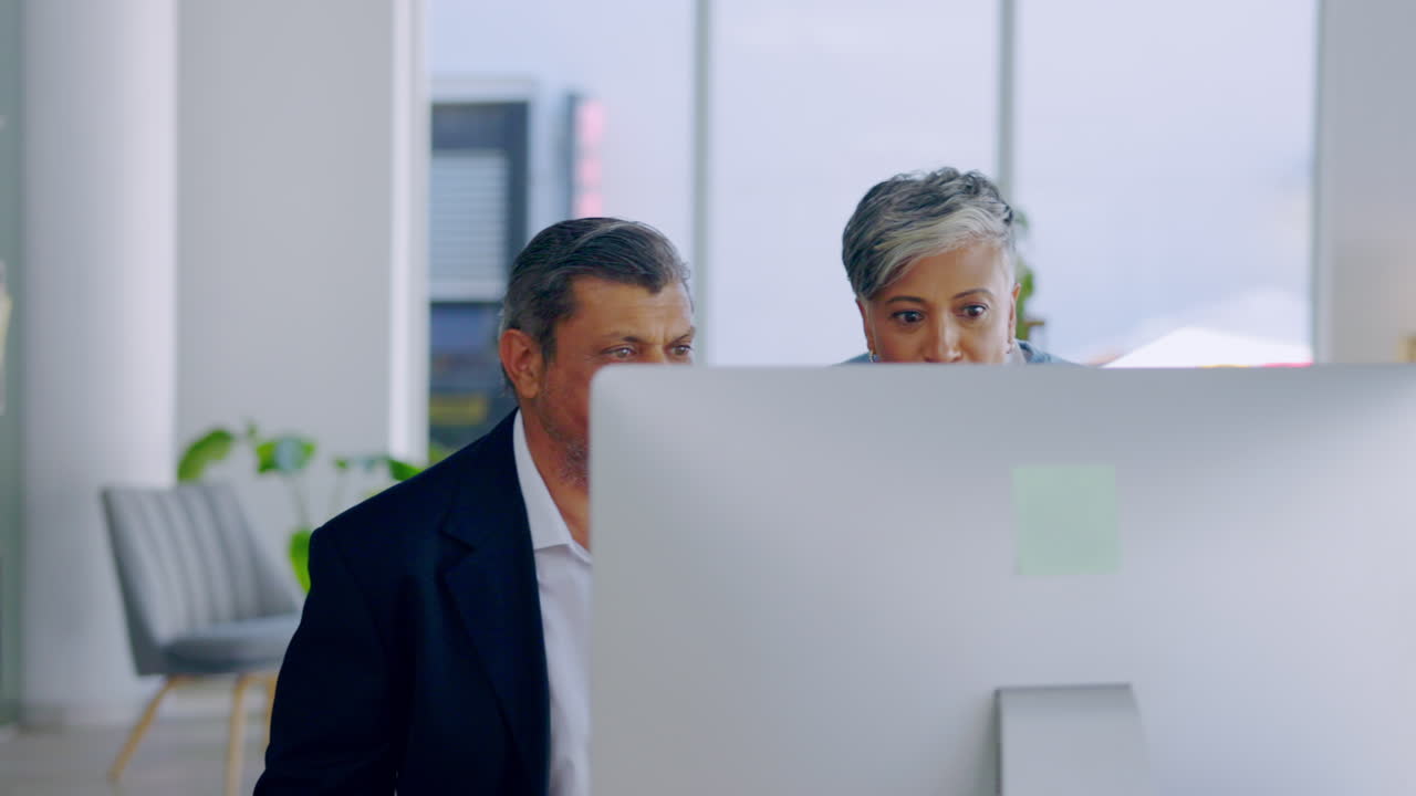 negocio, gerente ayudando al empleado