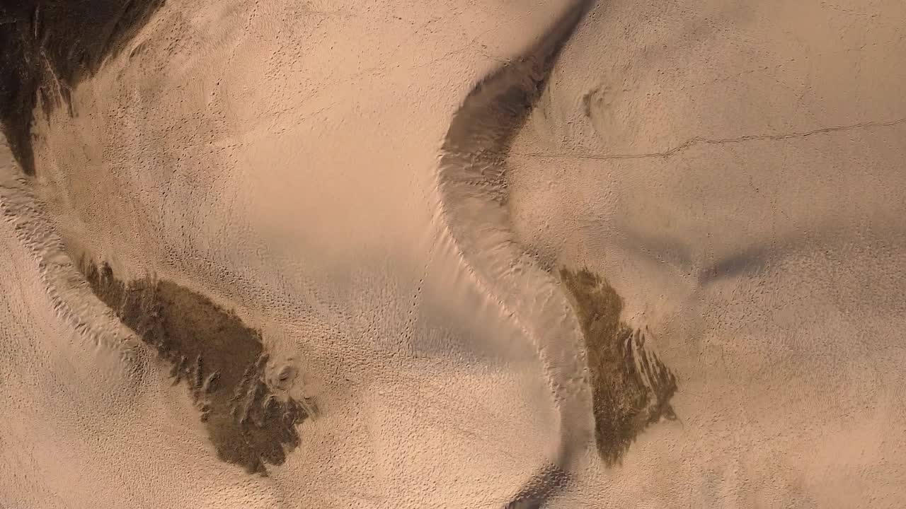 해변 근처 마스팔로마스 그란 카나리아 사막의 바다 경치에 대한 모래 언덕 사막