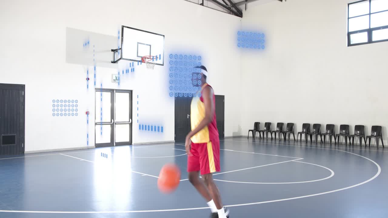 Giocatore di basket che inizia un esercizio nella parte alta dell'area, palleggiando con una palla arancione, allenandosi per un layup