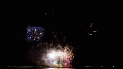 estallido de fuegos artificiales abstractos