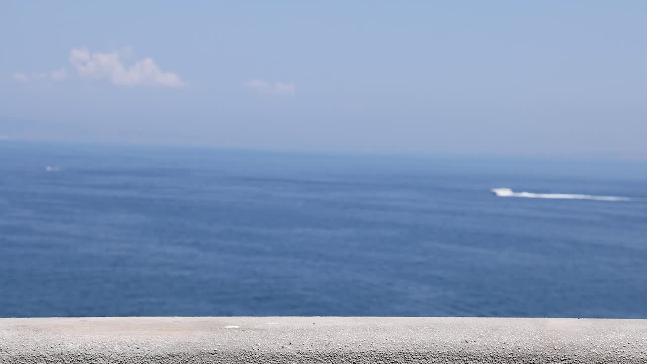 배가 바다를 가로질러 이동합니다.