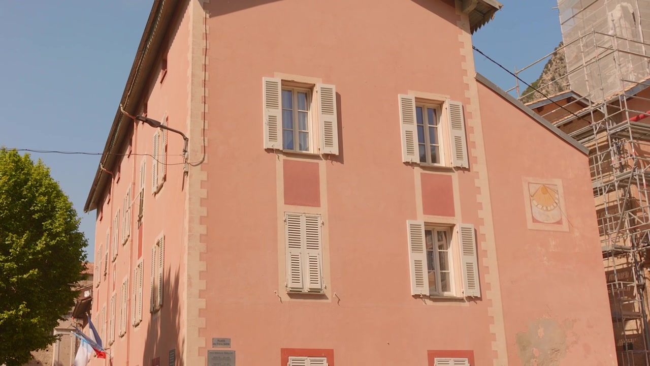 Maisons de village entourées d'un paysage alpin à la campagne, Breil-sur-Roya, France.