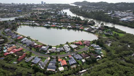 Currumbin-Waters-Suburbio-Y-Currumbin-Creek-En-Gold-Coast,-QLD,-Australia