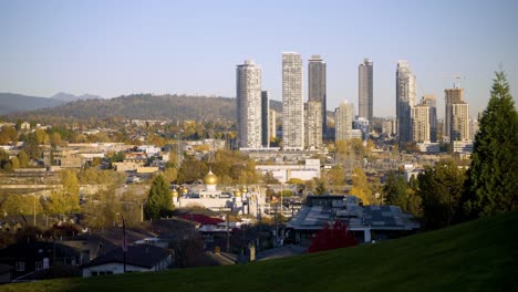 Establecimiento-De-Una-Toma-De-Los-Edificios-Del-Norte-De-Burnaby-Y-La-Naturaleza-Con-El-Templo-Sikh