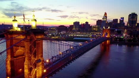 Una-Hermosa-Toma-Aérea-De-La-Tarde-De-Cincinnati,-Ohio,-Con-El-Puente-Que-Cruza-El-Río-Ohio-En-Primer-Plano-10