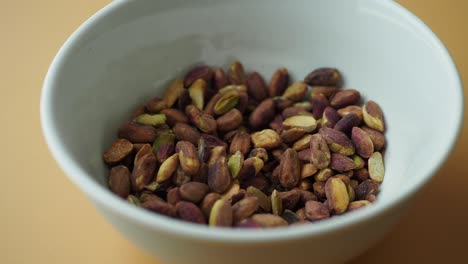 persona recogiendo pistachos de un cuenco