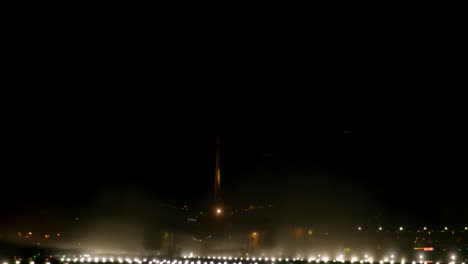avión aterrizando en la noche
