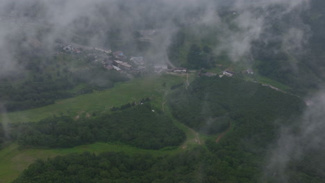 imagen de un avión no tripulado con vistas a las laderas y el pueblo de shiga kogen, un día de verano con niebla en japón