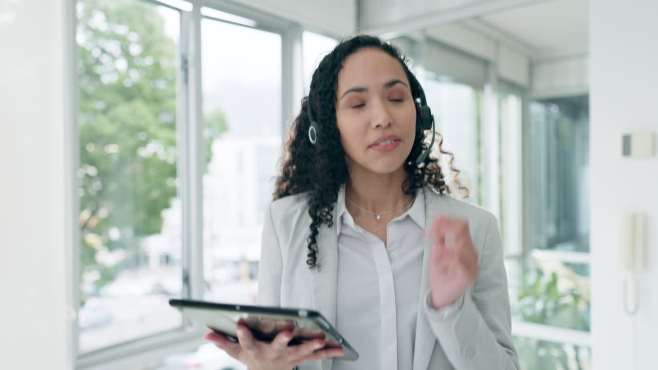 negocios, mujer y auriculares con una tableta