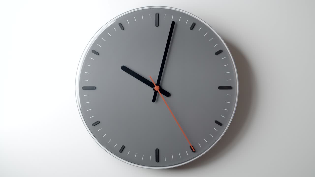 cara del reloj en el lapso de tiempo de 10 a 12 horas en la pared blanca