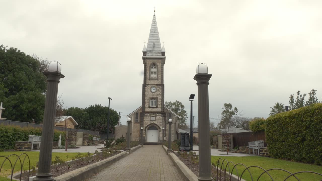 Chiesa Luterana Tabor sotto un cielo coperto a Tanunda, Barossa Valley, Australia. Inquadratura ampia.
