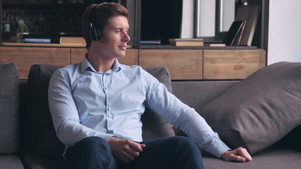 un tipo con auriculares disfruta del jazz en el interior.