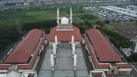 vista aérea en la gran mezquita de java central (masjid agung jawa tengah) por la mañana.