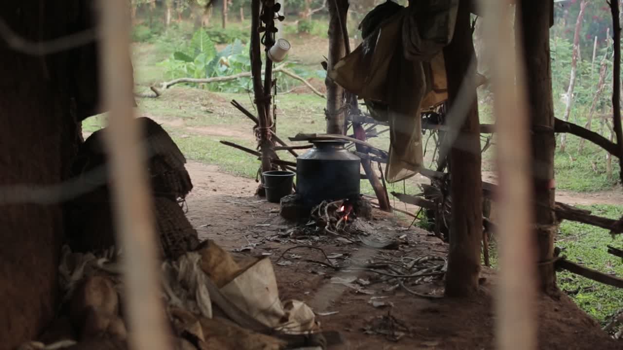 전형적인 남부 인도 농가에서 불에 가마솥