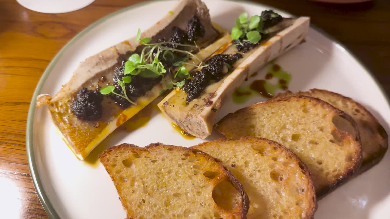 토스트 된 와 함께 구운 골수