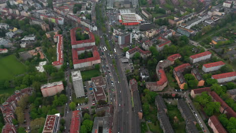 Vista-De-ángulo-Alto-De-La-Carretera-Principal-De-Varios-Carriles-Que-Atraviesa-El-Barrio-Urbano-Residencial.-Varias-Casas-De-Apartamentos-En-El-Municipio.-Berlín,-Alemania