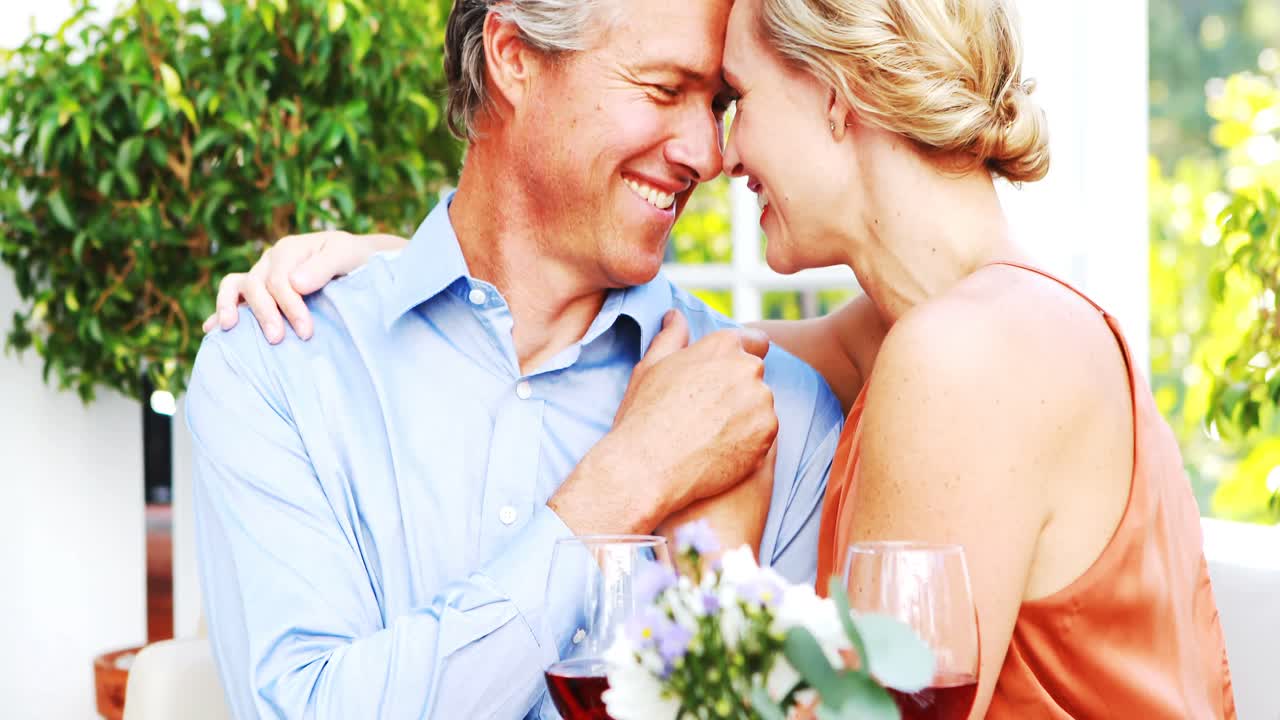 로맨틱 한 커플 이 점심 식사 를 함께 즐기고 있다