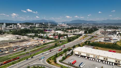 Weitwinkelaufnahmen-Aus-Der-Luft-Der-South-Westminster-Industrie-Mit-Der-Pattullo-Brücke-In-Der-Ferne-In-BC,-Kanada