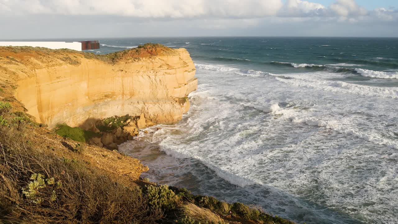 las olas golpean los acantilados en port campbell, australia